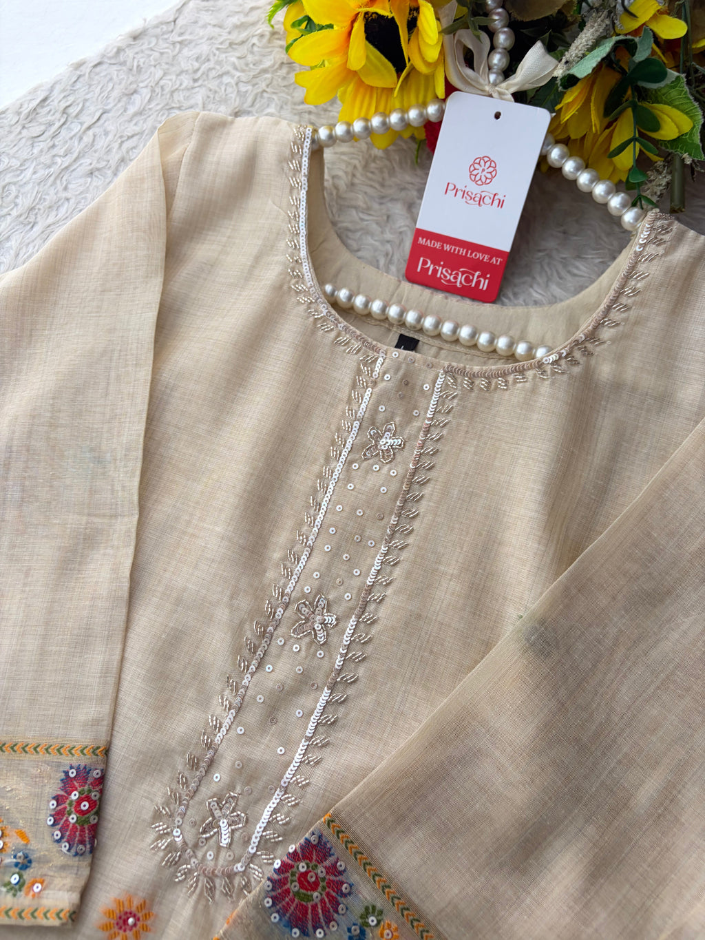 Off White Ethnic embroidered kurta set with Dupatta and Pants