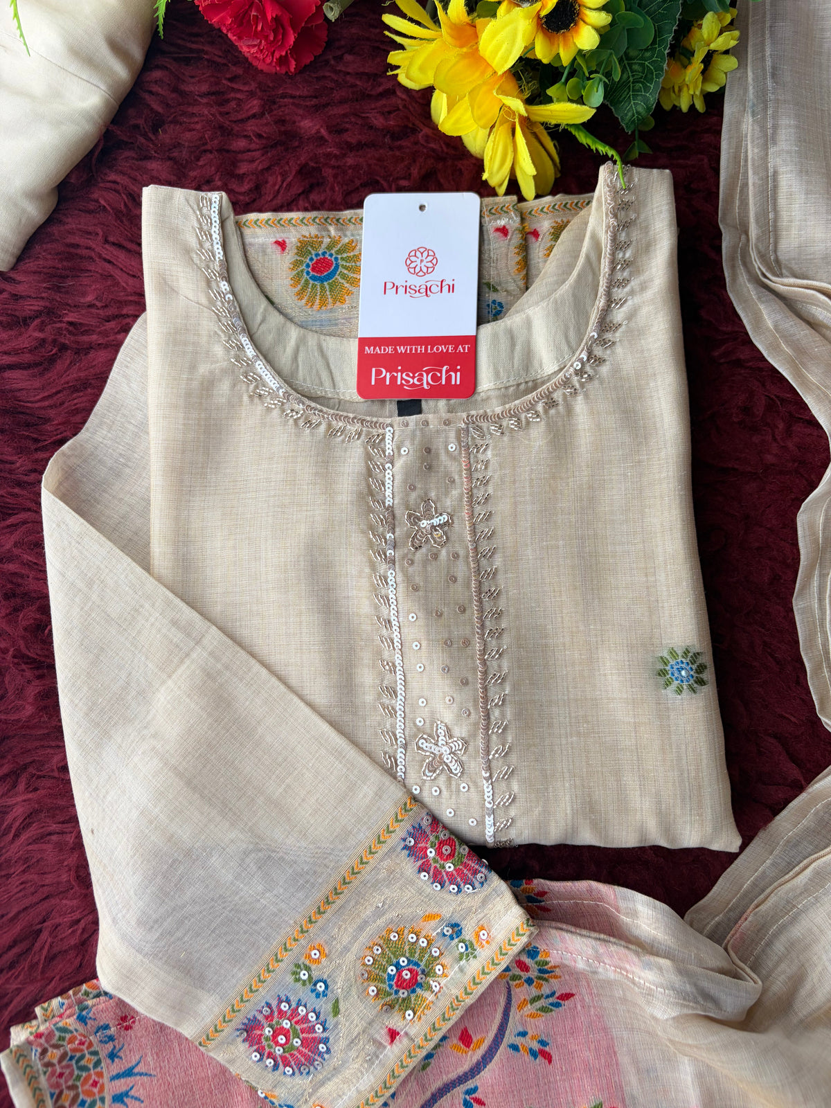 Off White Ethnic embroidered kurta set with Dupatta and Pants