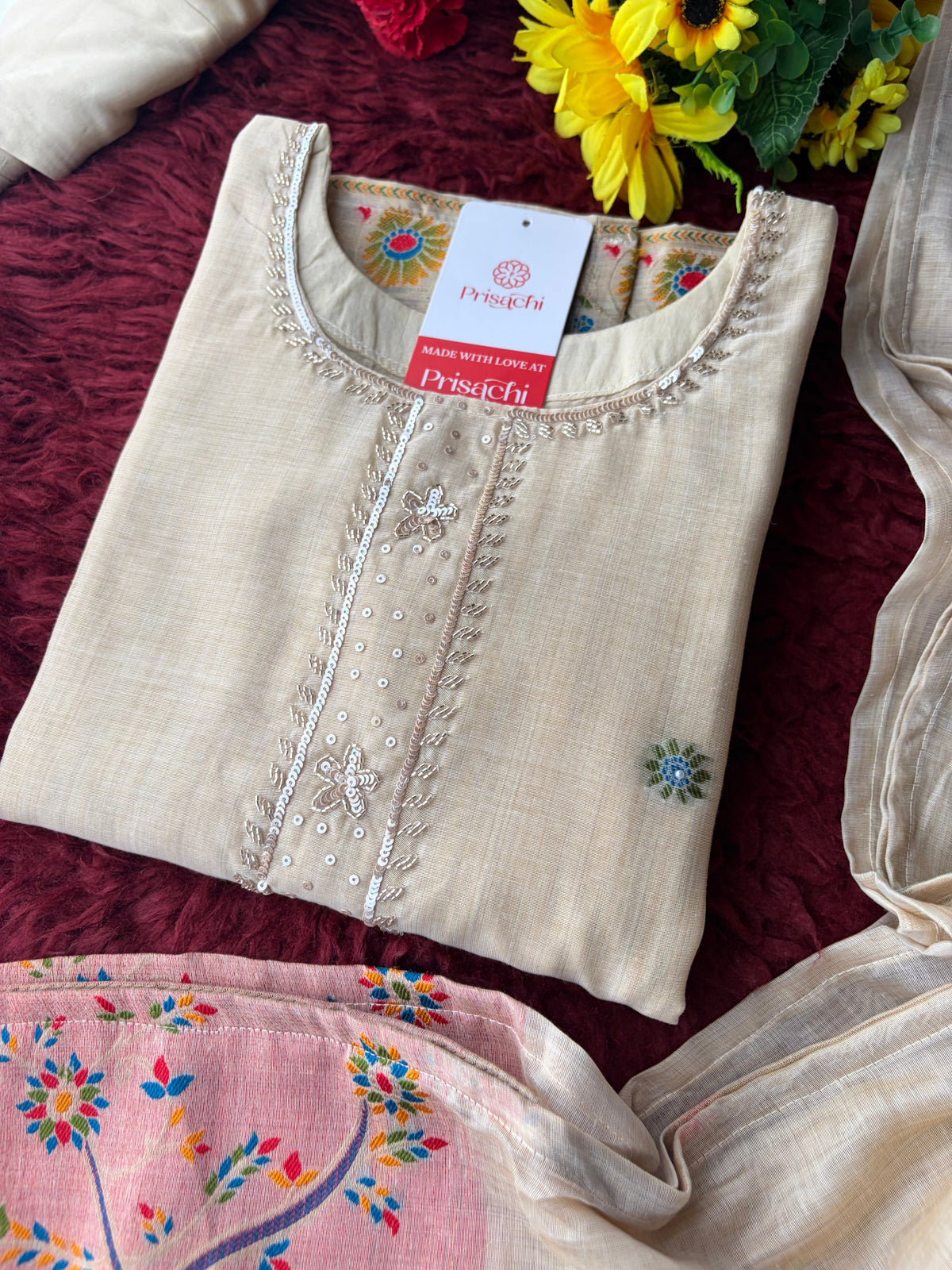 Off White Ethnic embroidered kurta set with Dupatta and Pants